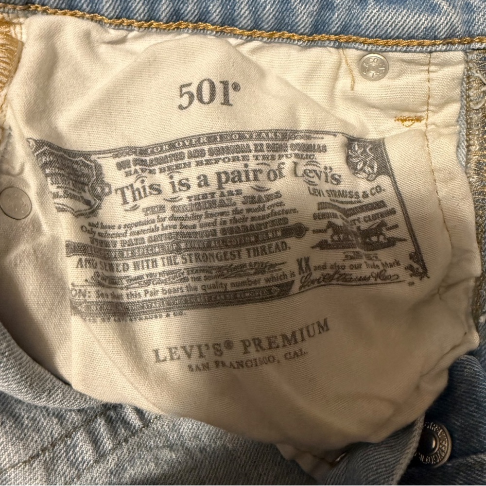 NWOT**** Women’s Premium Levi 501 Jeans Retail: $110 - Picture 6 of 7